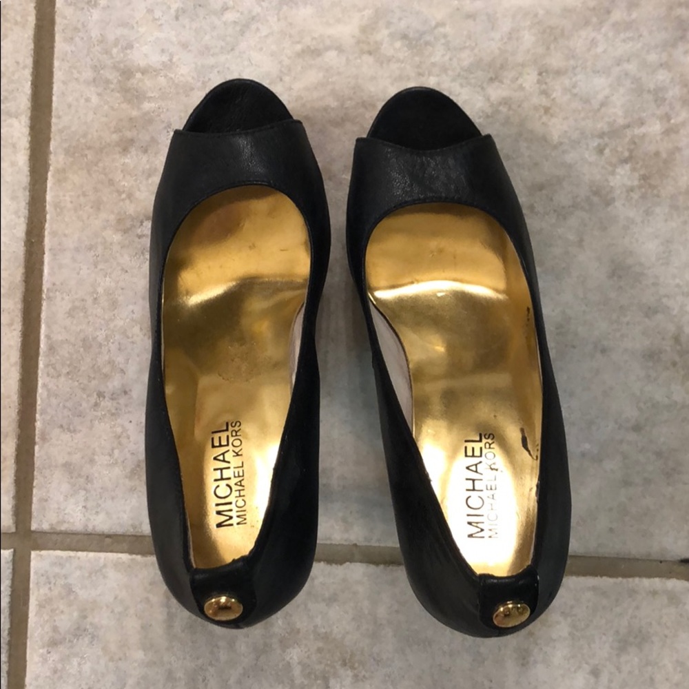 Black pumps